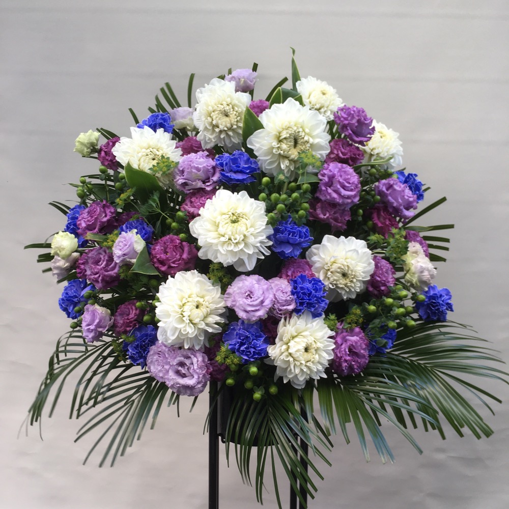 劇場へお届けしたご出演祝用のスタンド花。青と白の人気の組み合わせです。