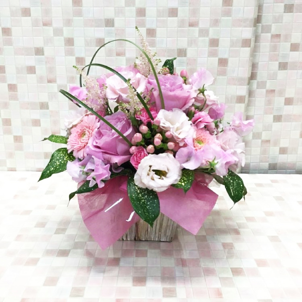淡いピンクのアレンジメント(H35)