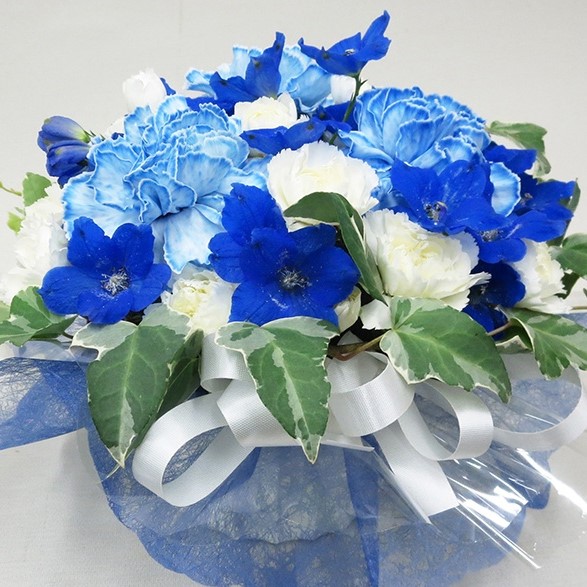 青と白のお供え花アレンジメント