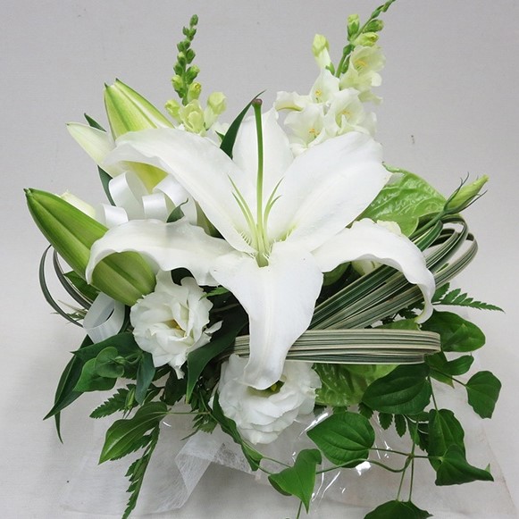 白ユリとグリーンのお供えアレンジメント