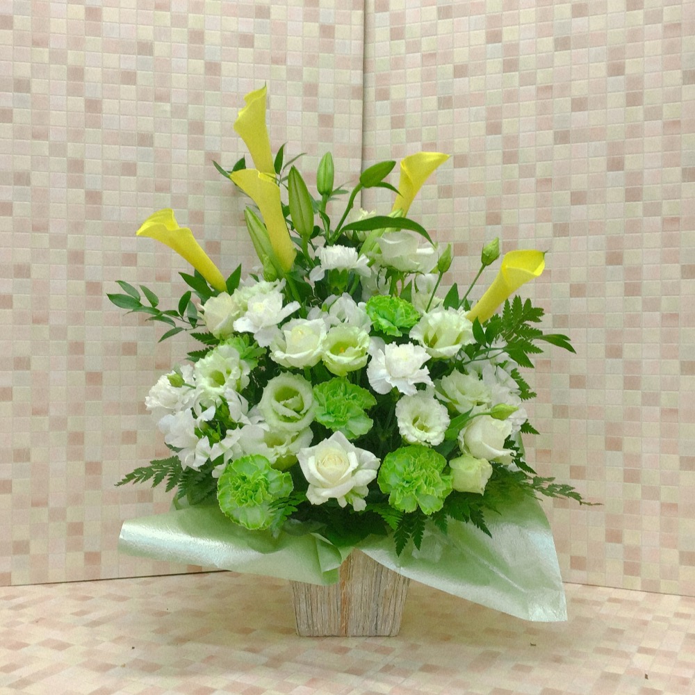 【供花】白カーネションと黄カラーのアレンジ(H60)