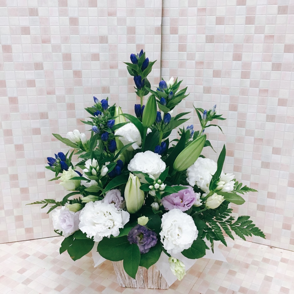 【供花】白ゆりと紫のりんどうのアレンジメント（H45)