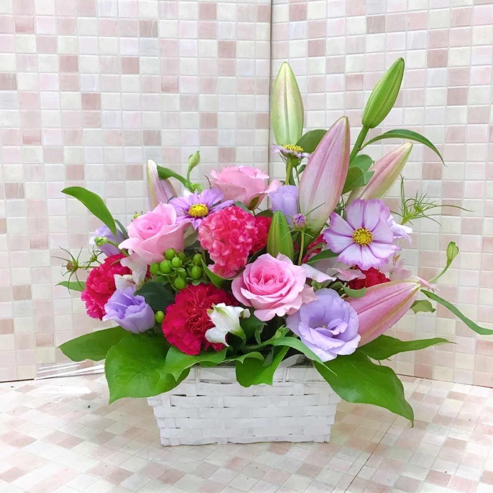 ピンクのスクエアバスケットアレンジメント（H40）