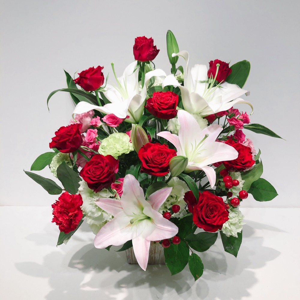 赤バラと白ユリの豪華なアレンジメント（H45）