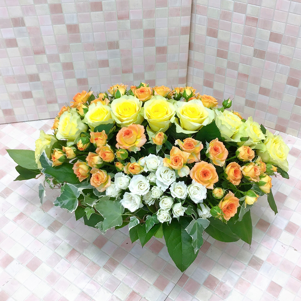 黄色とオレンジのバラスクエアアレンジメント
