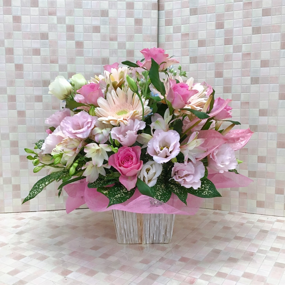 優しいピンクのファンシーアレンジメント (H45)