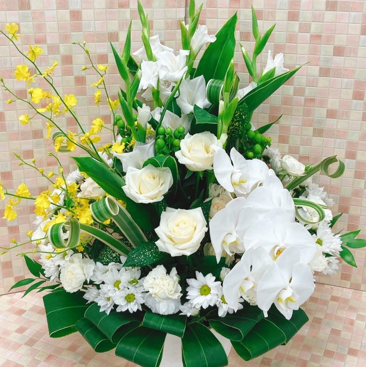 お供えアレンジメント エターナルリングMIX蘭のアレンジメント アップ写真