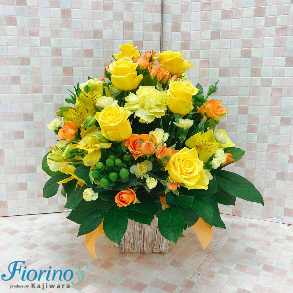 お祝い用アレンジメント 黄色オレンジ系で明るい色合い　正面写真