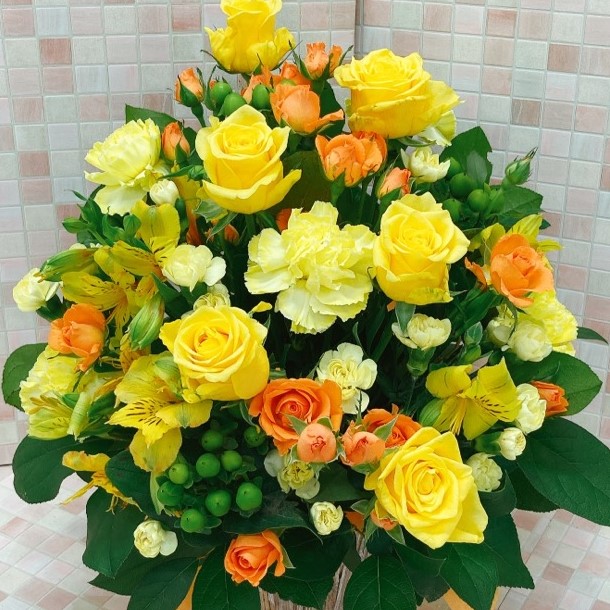 お祝い用アレンジメント 黄色オレンジ系 明るい色合い アップ写真