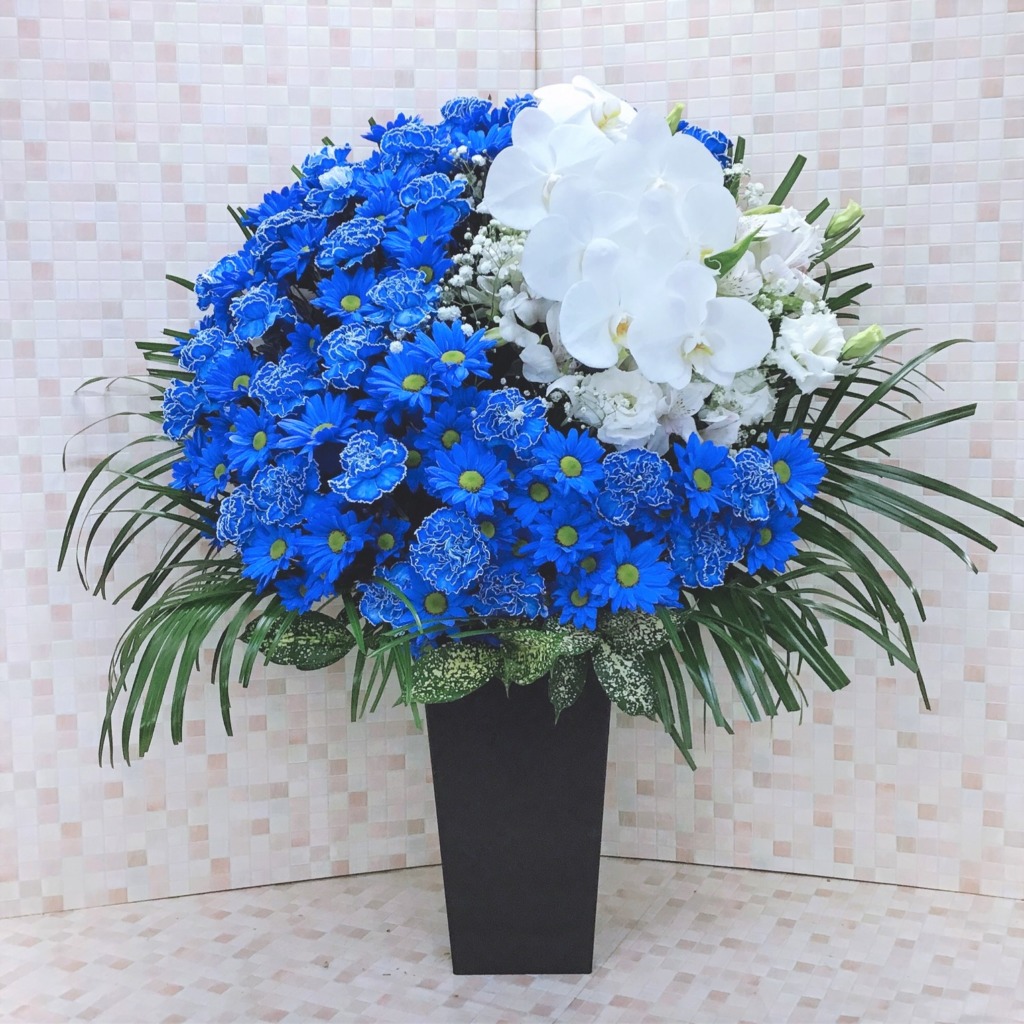 青い床置きムーンアレンジメント胡蝶蘭入り（H90）