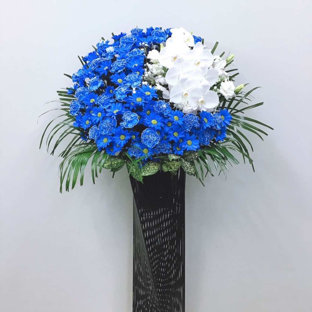 青と白のムーンアイアンスタンド花胡蝶蘭入り（H170）