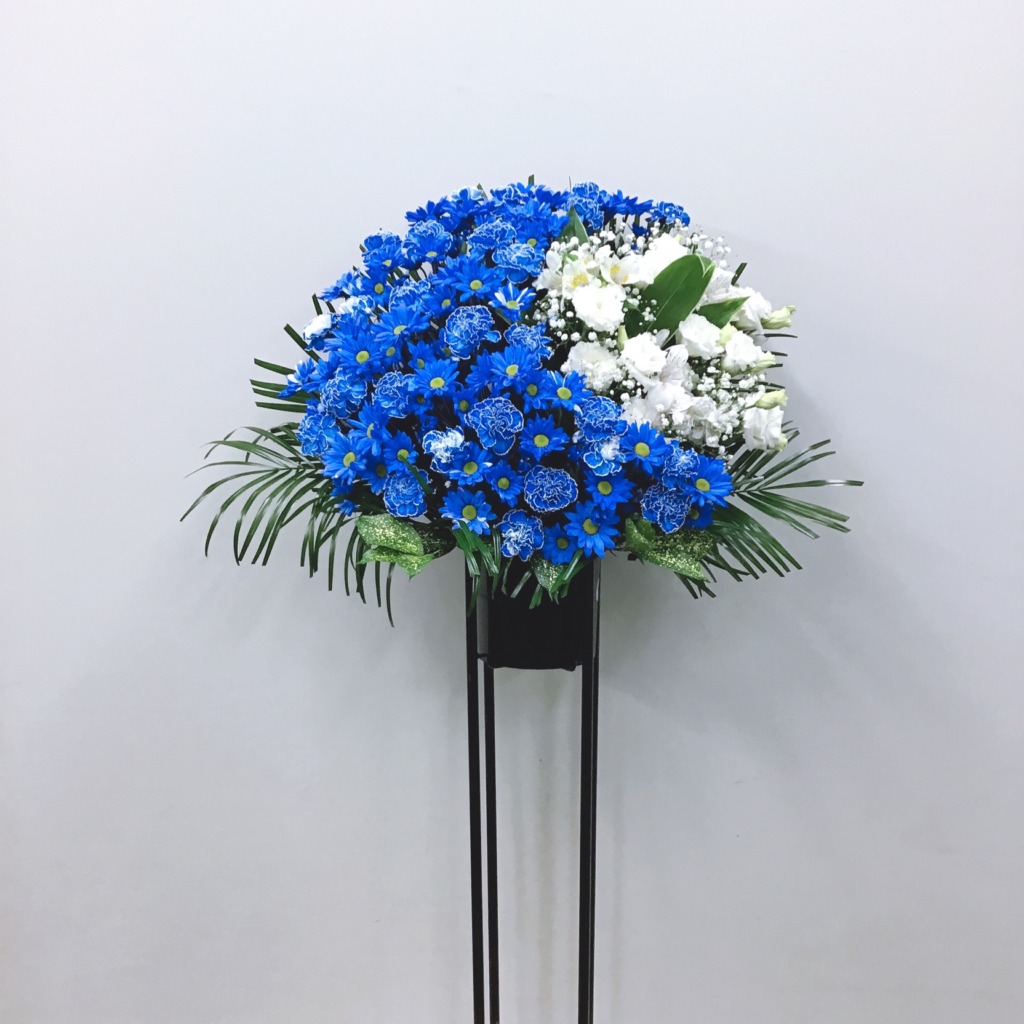 青と白のムーン1段黒パイプスタンド花(H170)