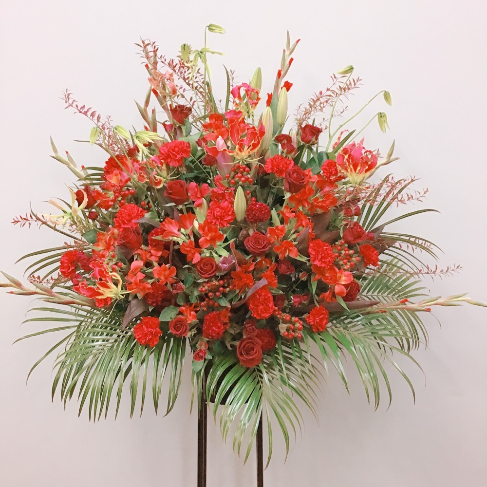 赤い花と枝物 スタンド花 黒パイプ１段 (H180)