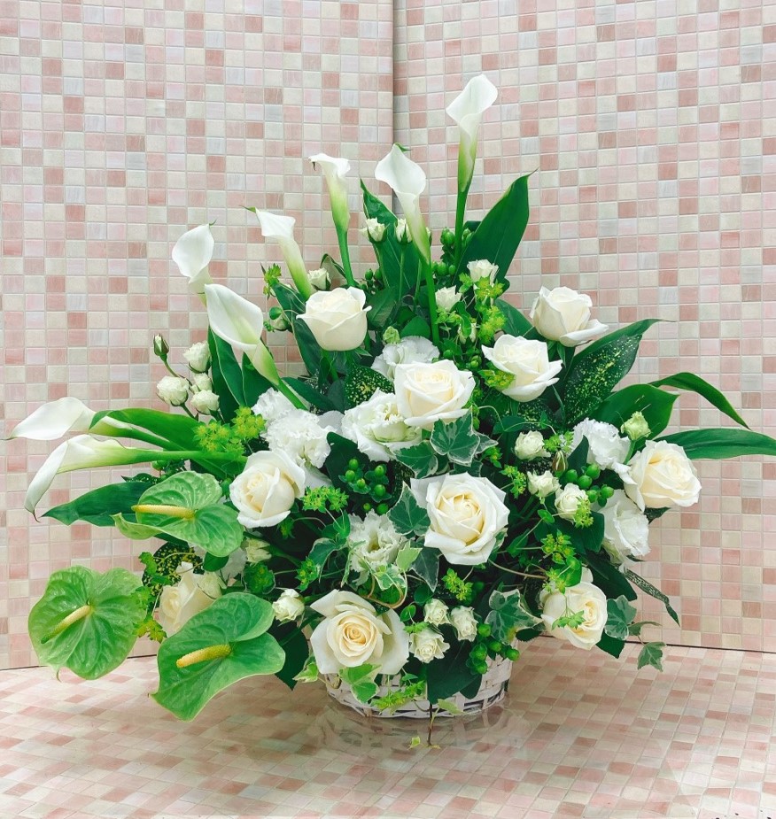 白とグリーンのアシンメトリーアレンジメント (H65)