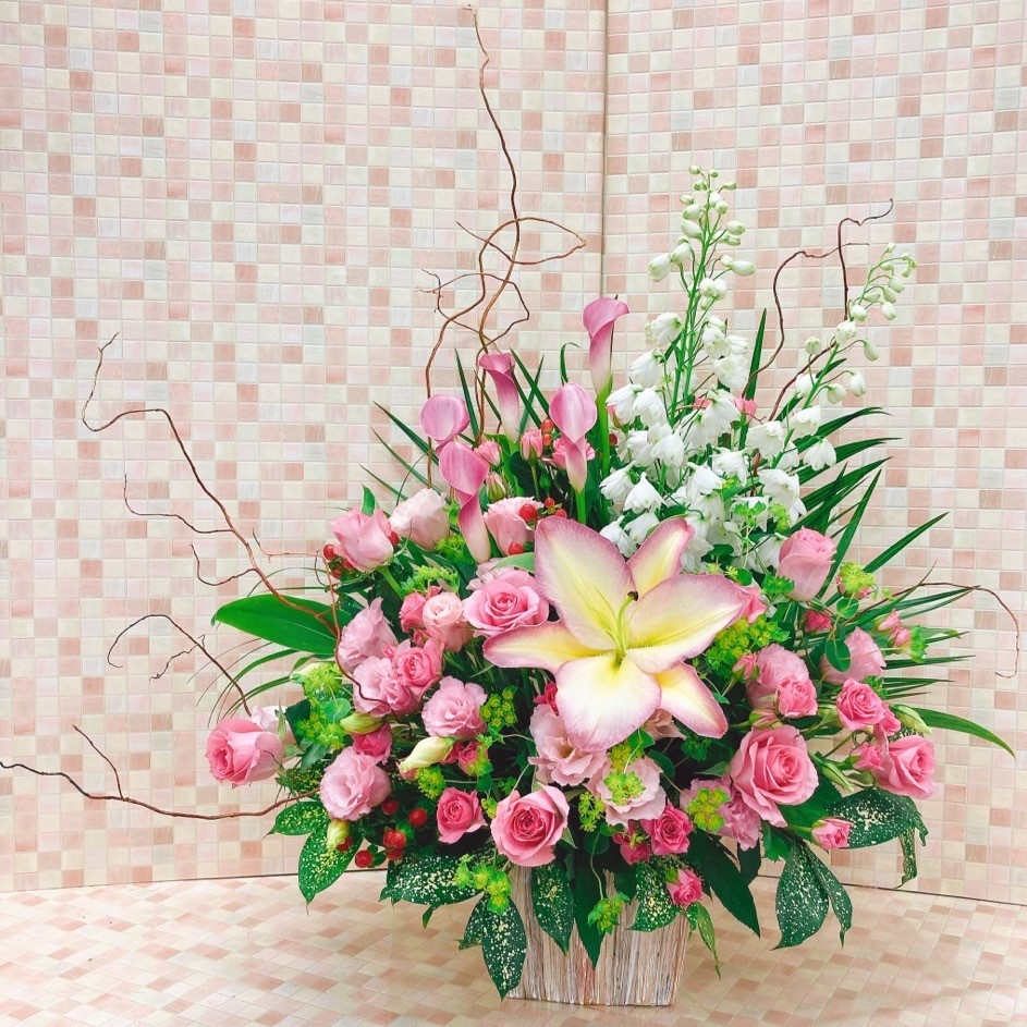 ピンクと白のアシンメトリーアレンジメント(H65)