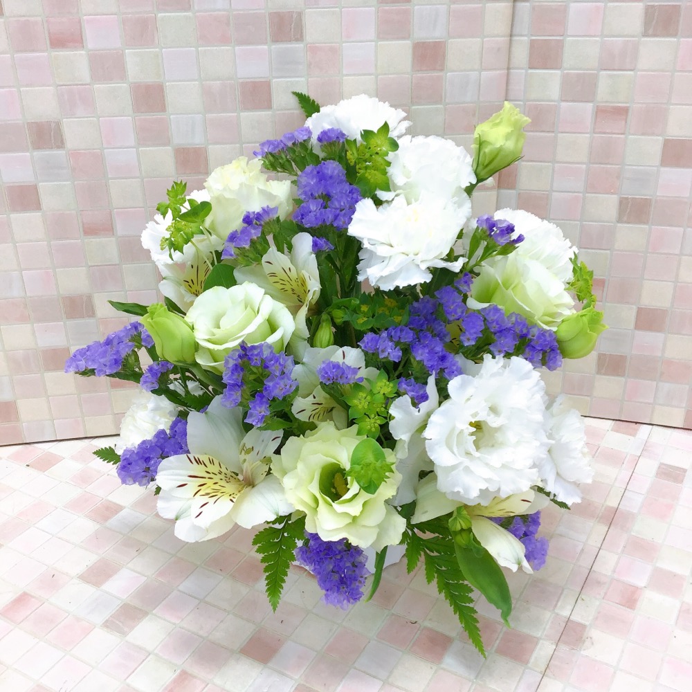 白と紫のツートーンお供えアレンジメント(H24)