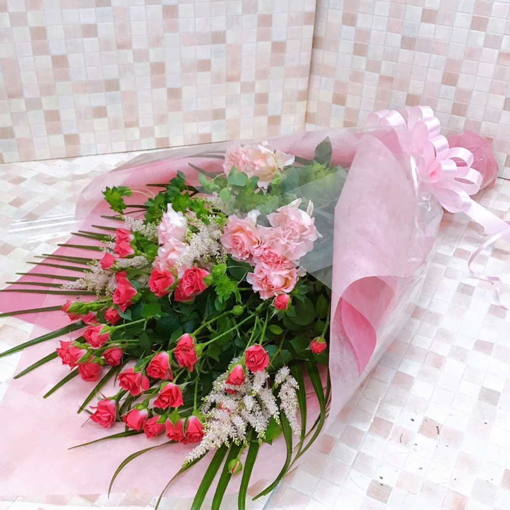 ピンクのスプレーバラの花束（H50)