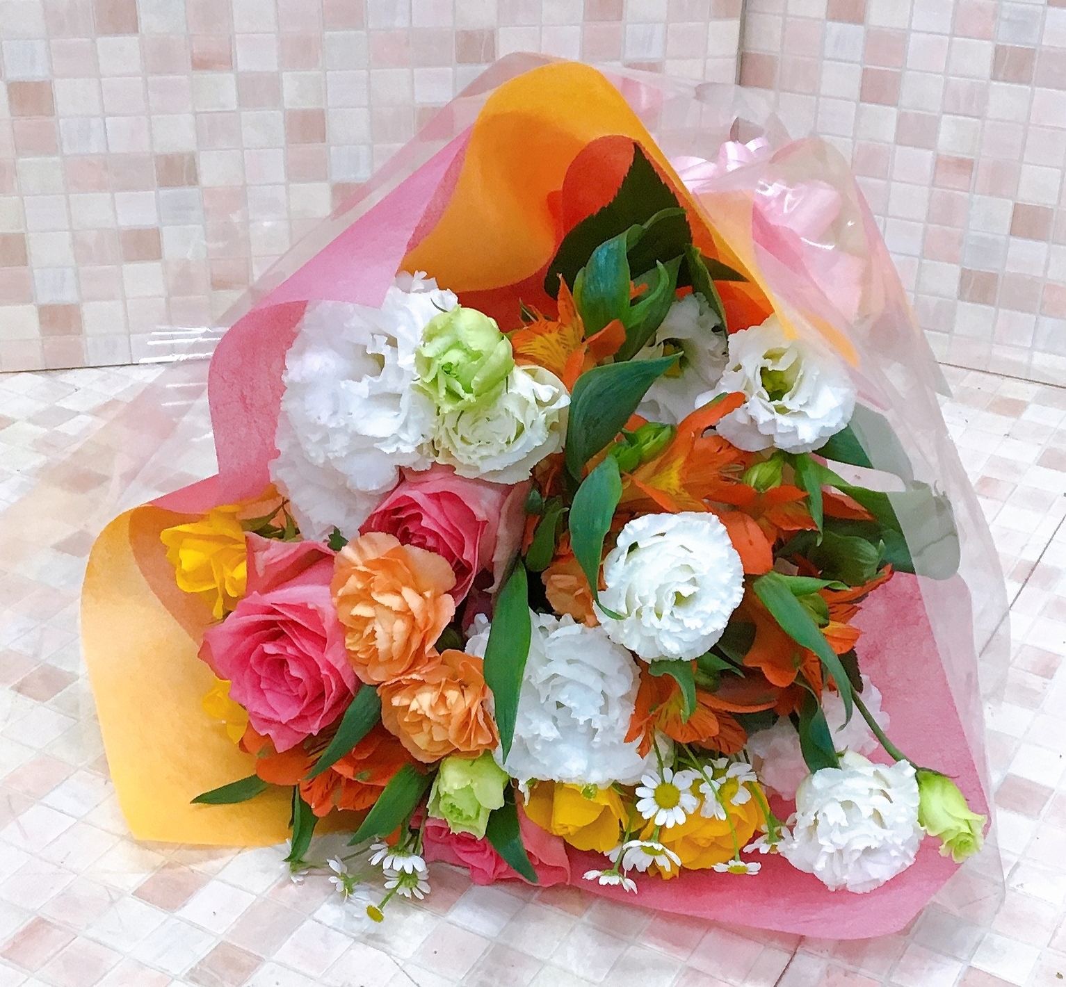 オレンジとホワイトのアプリコットカラーの花束（H40）