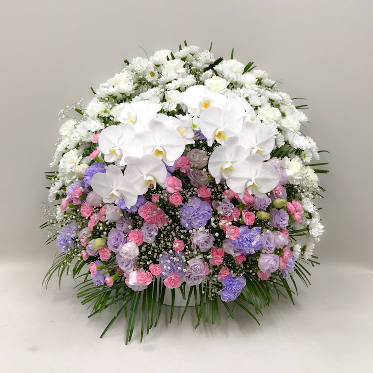 【供花】胡蝶蘭2本入りトルコキキョウとカーネーションのスフェアアレンジメント〈パープル〉（H75）【送料無料】