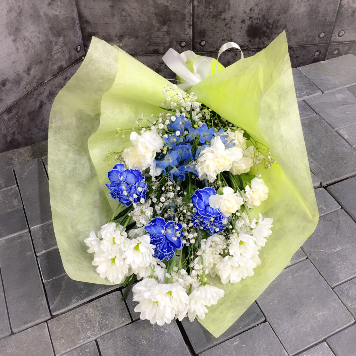 【御供】カーネーションとスプレーマムの花束〈ブルー〉（H50）