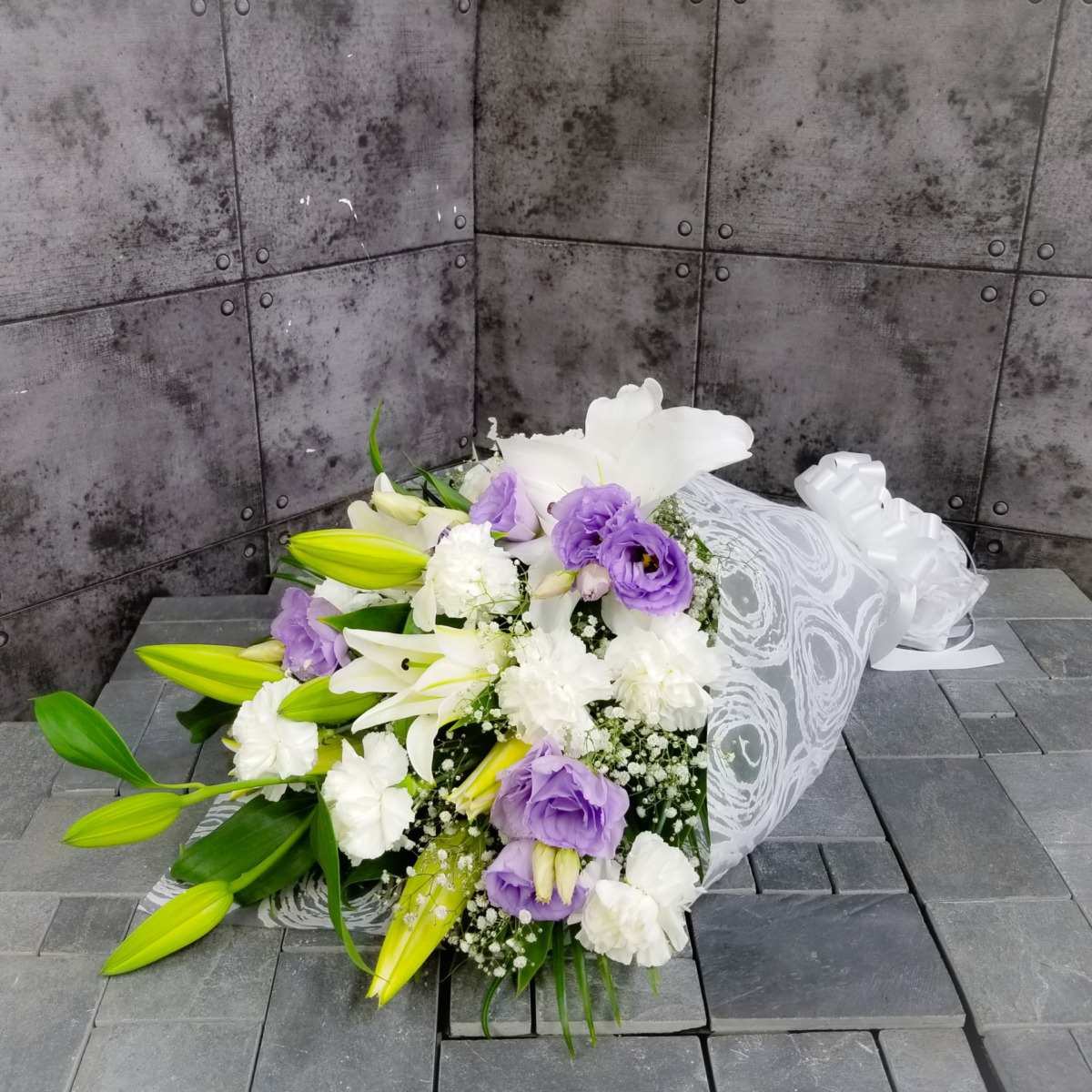 【御供】白ユリと白カーネーションの花束（H80）