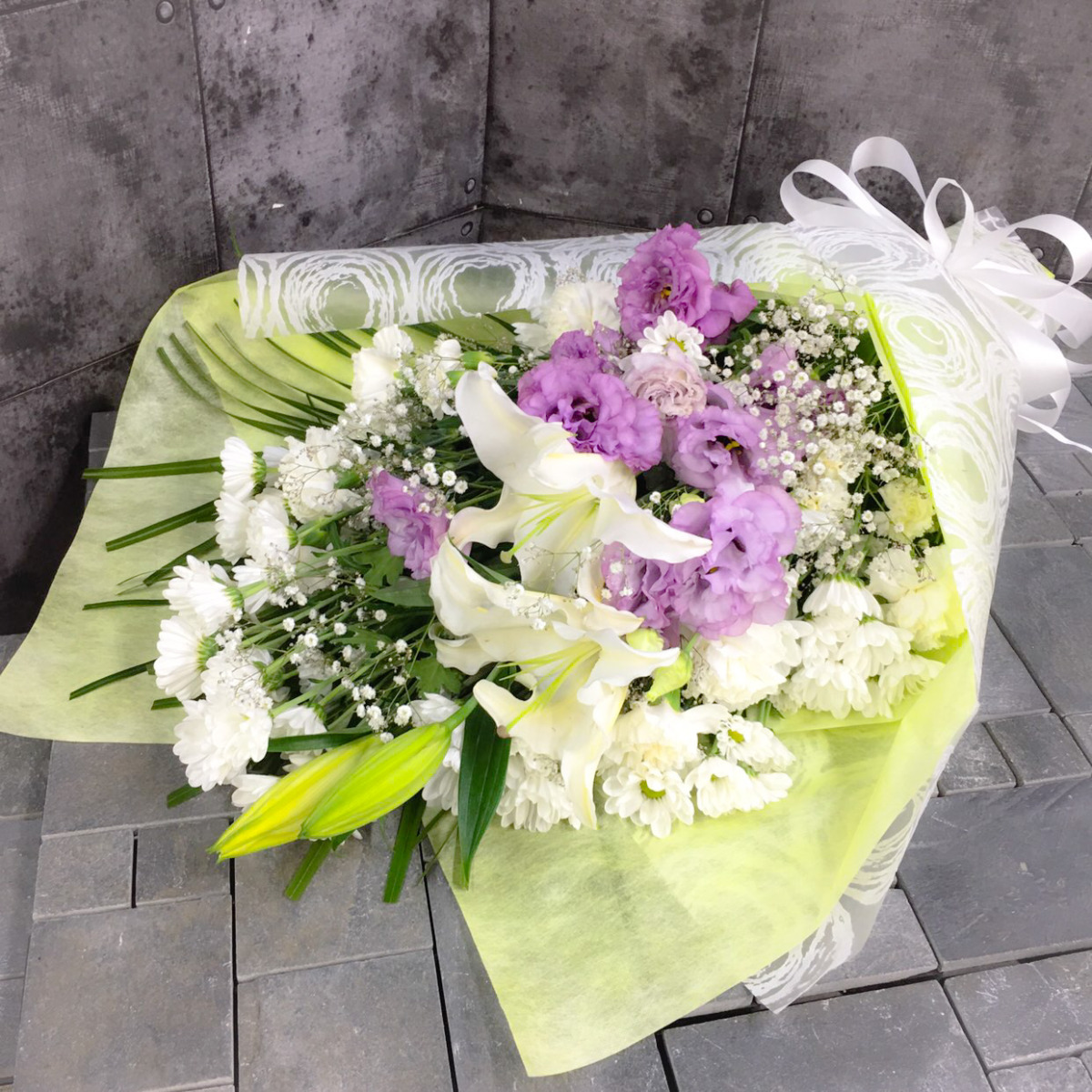 【御供】白ユリとトルコキキョウの花束〈パープル〉（H85）【送料無料】