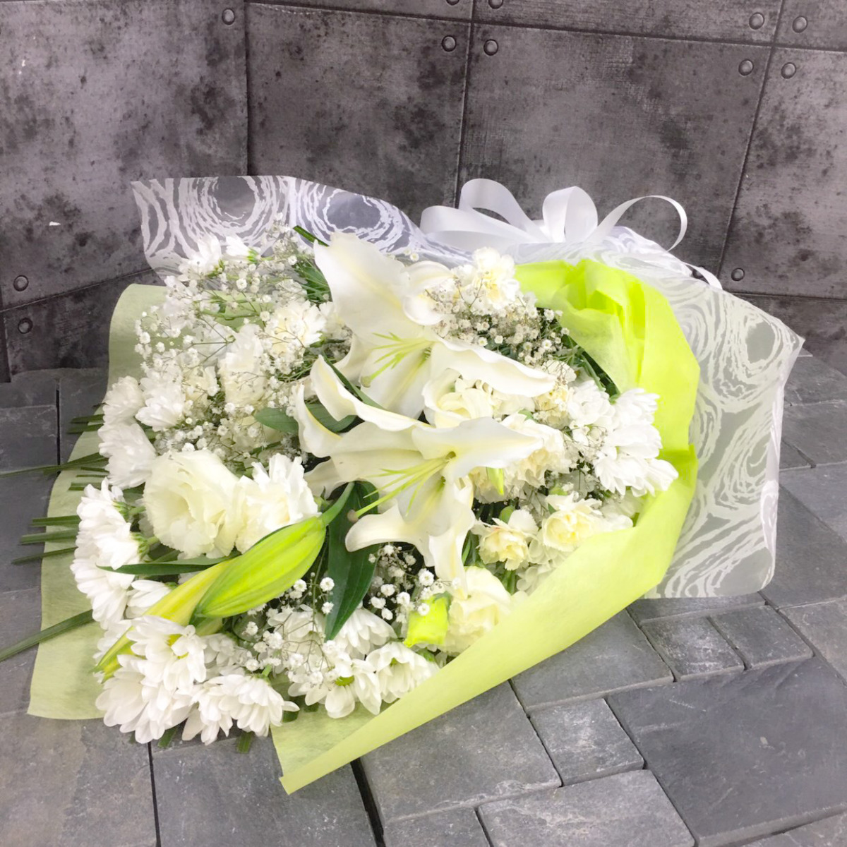 【御供】白ユリとスプレーマムの花束〈ホワイト〉（H70）