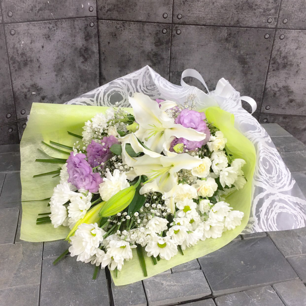 【御供】白ユリとスプレーマムの花束〈パープル〉（H70）