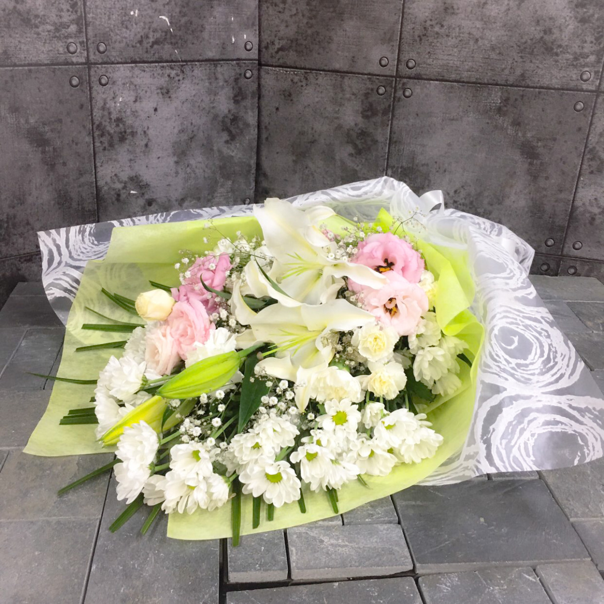 【御供】白ユリとスプレーマムの花束〈ピンク〉（H70）