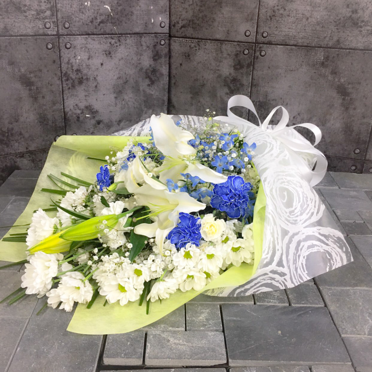 【御供】白ユリとスプレーマムの花束〈ブルー〉（H70）