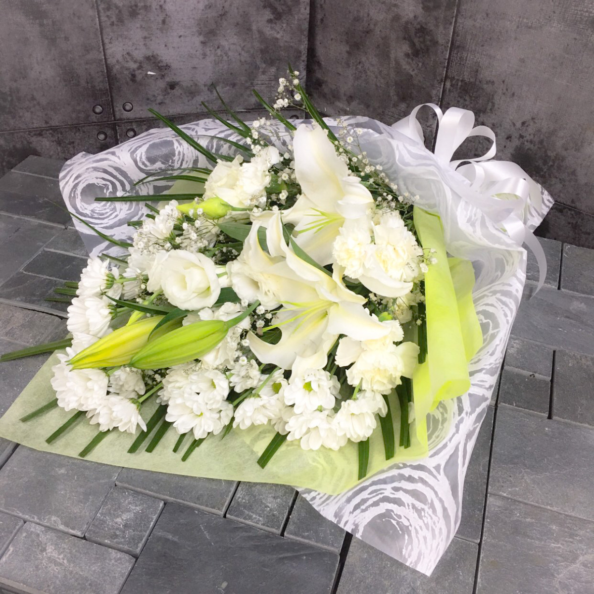 【御供】白ユリとスプレーマムの花束〈ホワイト〉（H60）