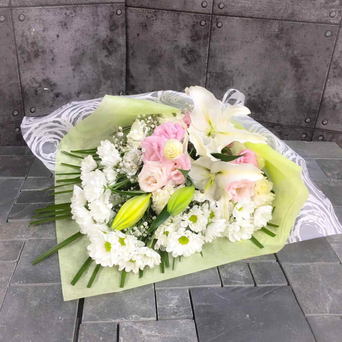 【御供】白ユリとスプレーマムの花束〈ピンク〉（H60）