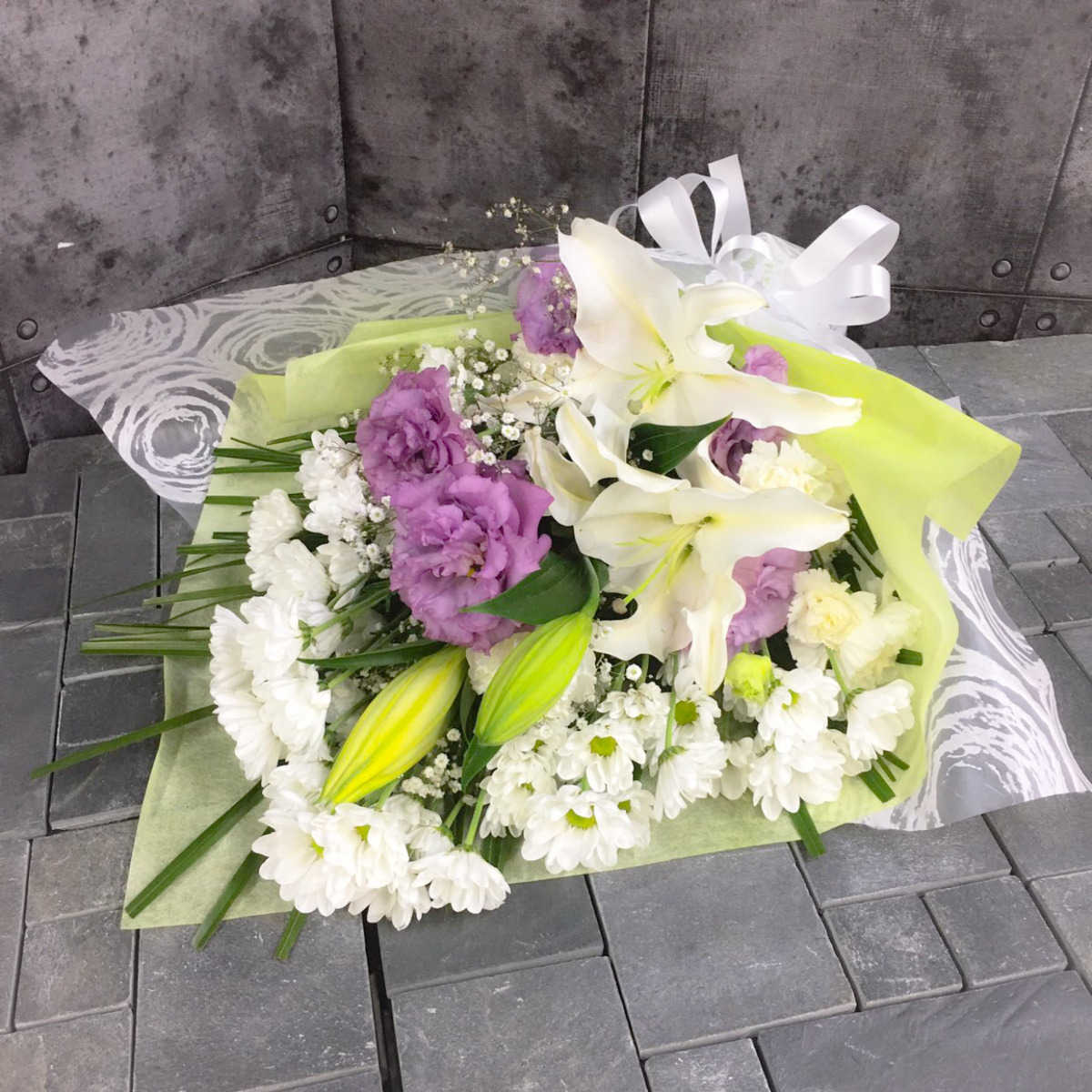 【御供】白ユリとスプレーマムの花束〈パープル〉（H60）