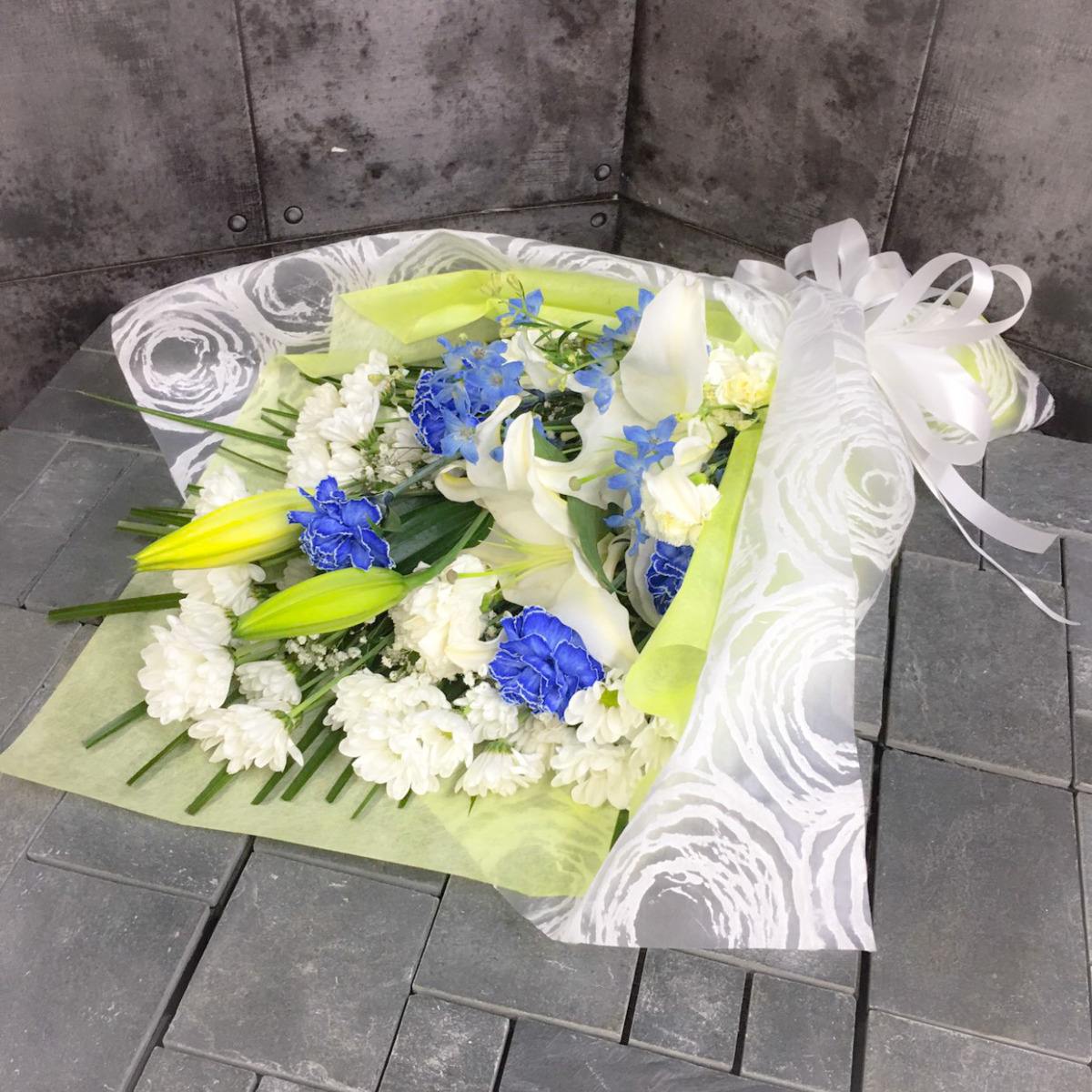 【御供】白ユリとスプレーマムの花束〈ブルー〉（H60）