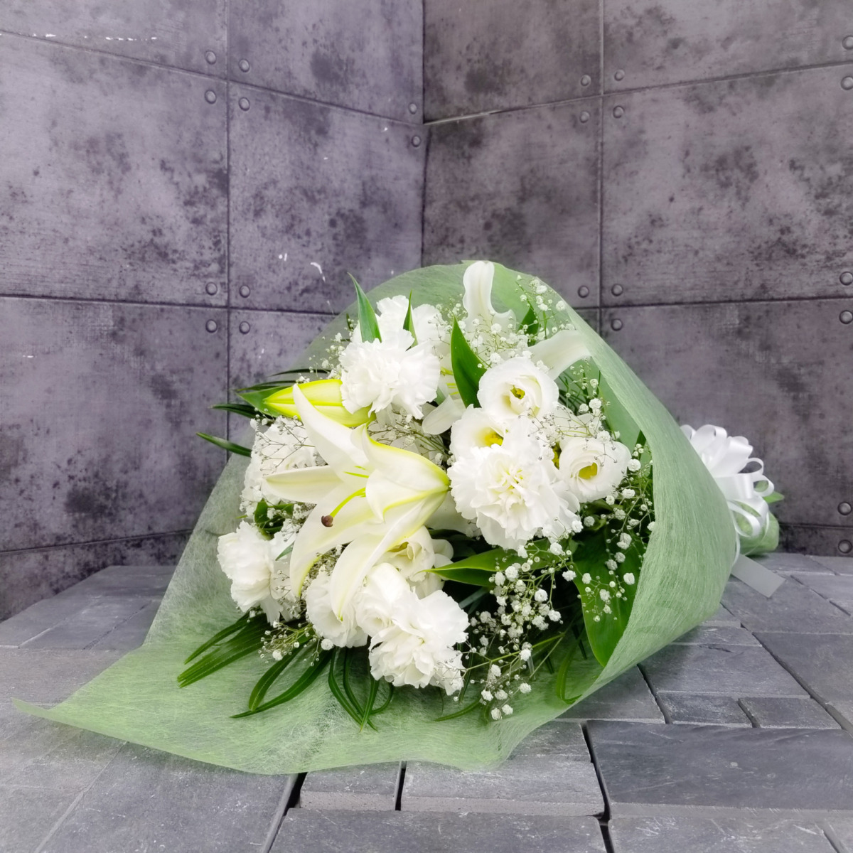 【御供】白ユリと白カーネーションの花束〈ホワイト〉（H70）
