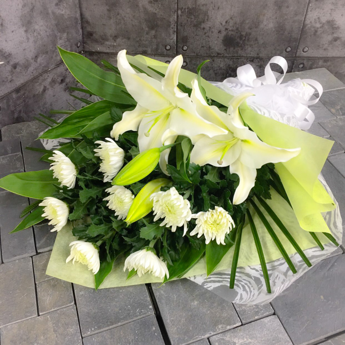【御供】白ユリと白菊の花束（H60）