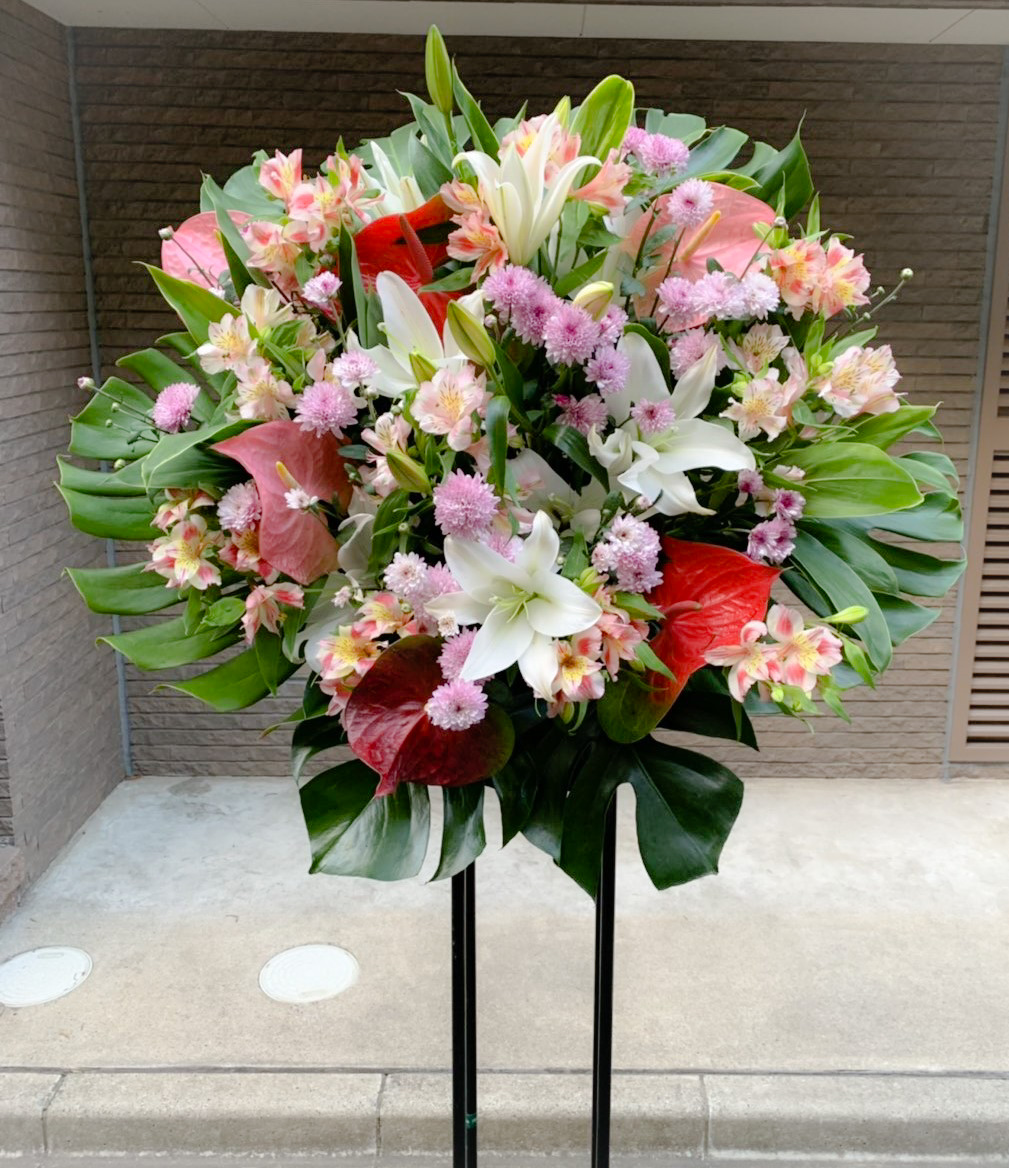 【東京エリア限定】白ユリと淡いピンクの黒パイプスタンド花１段 （H180）【配送無料】