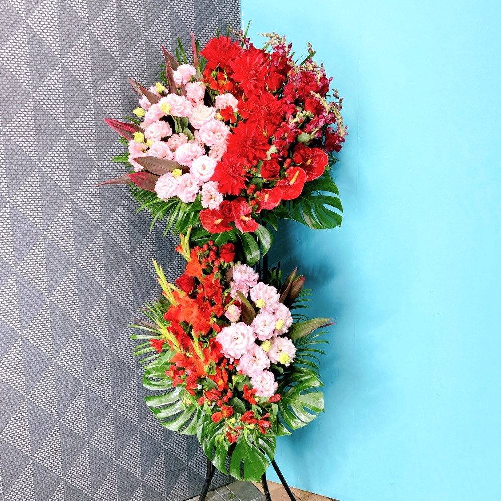 【東京エリア限定】赤とピンクの流れるようなデザインのスタンド花（H190）【配送無料】